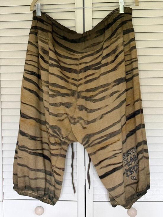 Magnolia Pearl Tiger Capri La Jolla Joggers, Big Cat OS - Picture 8 of 10